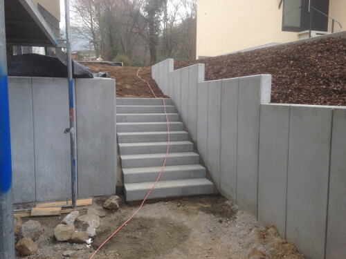 Außenanlage Treppe und Stützmauer Bild