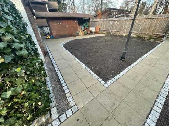 Gartenweg Zweigung inkl. Einfassung mit Granitsteinwürfeln