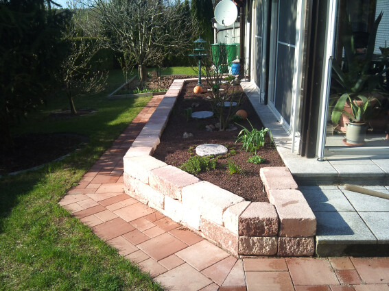 Gartengestaltung mit Trockenmauer,Pflasterarbeiten und Bepflanzung