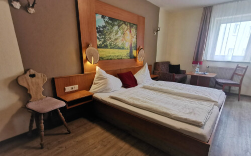 Zimmer 2 ,  Hotel Drei Lilien, Werbach, Tauberbischofsheim, liebliches Tabertal, Hotel, Gasthaus, Zusatzbet, Dreibett, Natur,.jpg