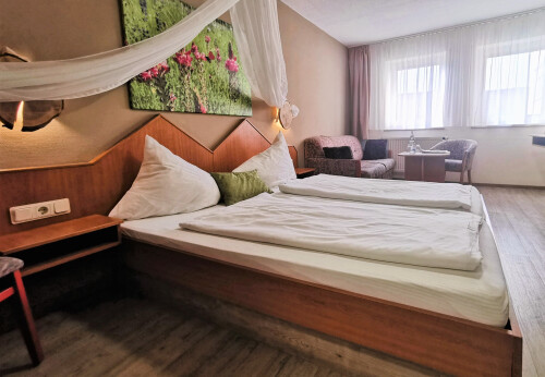 Zimmer 5, Standard,Orchideen Zimmer,  Hotel Drei Lilien, Werbach, Tauberbischofsheim, liebliches Tabertal, Hotel, Doppelbett, Zusatzbett, Sofabett.jpg