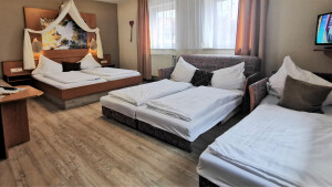 Zimmer 6, Familienzimmer, Groß Zimmer,  Hotel Drei Lilien, Werbach, Tauberbischofsheim, liebliches Tabertal, Hotel, Familienurlaub, Ausziehbett.jpg
