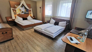 Zimmer 6, Vierbett Zimmer, Familenzimmer, Web,  Hotel Drei Lilien, Werbach, Tauberbischofsheim, liebliches Tabertal, Hotel, Sonnenschein, 4 Bett Zimmer,.jpg