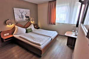 Zimmer 7, hirsch,doppel Bett,  Hotel Drei Lilien, Werbach, Tauberbischofsheim, liebliches Tabertal, Hotel, Holz, medium Zimmer,.jpg