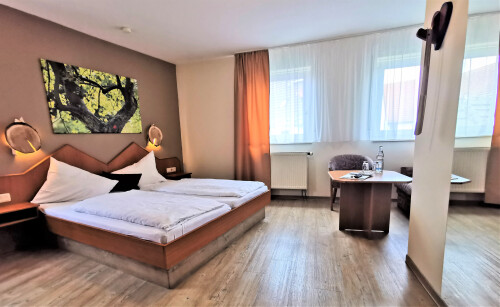 Zimmer 8, Herzbaum Zimmer, Wundervolle Natur, Holzlampen, Hotel Drei Lilien, Werbach, Tauberbischofsheim, Liebliches Taubertal, Gasthaus, Dppelbett, Comfort Bett.jpg
