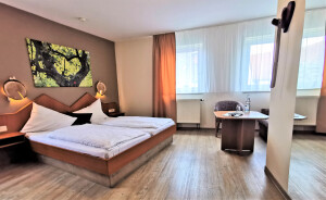 Zimmer 8, Herzbaum Zimmer, Wundervolle Natur, Holzlampen, Hotel Drei Lilien, Werbach, Tauberbischofsheim, Liebliches Taubertal, Gasthaus, Dppelbett, Comfort Bett.jpg