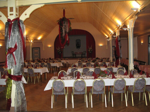 Saal eingedeckt für einen Empfang mit 90 Gästen