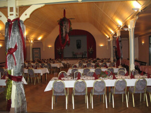 Saal eingedeckt für einen Empfang mit 90 Gästen