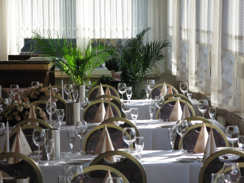 Veranda eingedeckt für eine Geburtstagsfeier mit 60 Personen