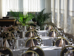 Veranda eingedeckt für eine Geburtstagsfeier mit 60 Personen