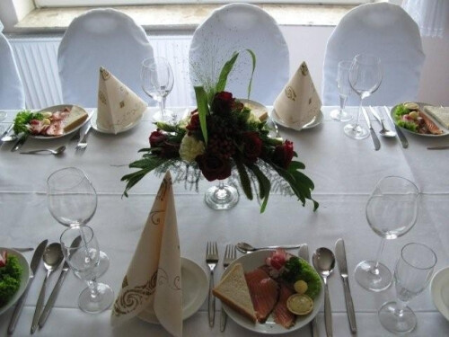 Eine Vorspreise: Graved Lachs mit Senf-Honig-Dill Soße und Toast an Butter