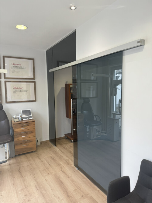 Glasschiebetüre in Bürotrennwand.JPEG