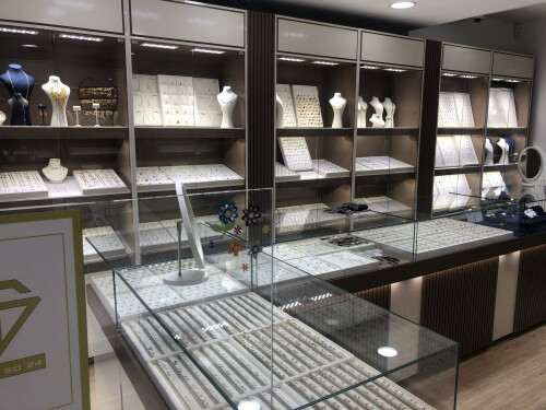 Sicht Vitrine - Links bei Eintritt
