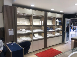 Sicht Vitrine - Rechts bei Eintritt