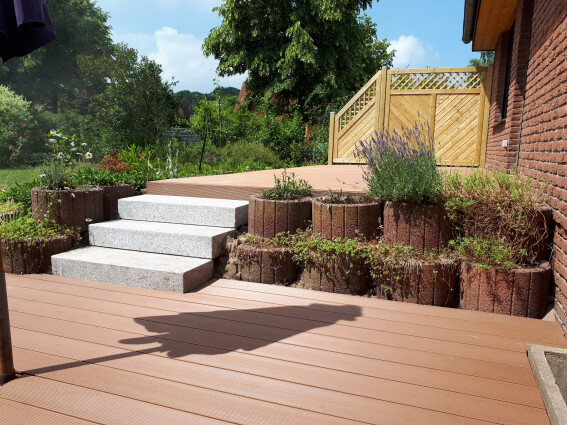 Bau einer WPC Terrasse auf verschiedenen Ebenen mit Granitstufenblöcken und Holzsichtschutzelementen von GreenFairway e.K.