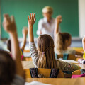 Grundschule unter dem Regenbogen