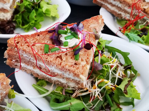 Frischkäse Ecken auf Salat