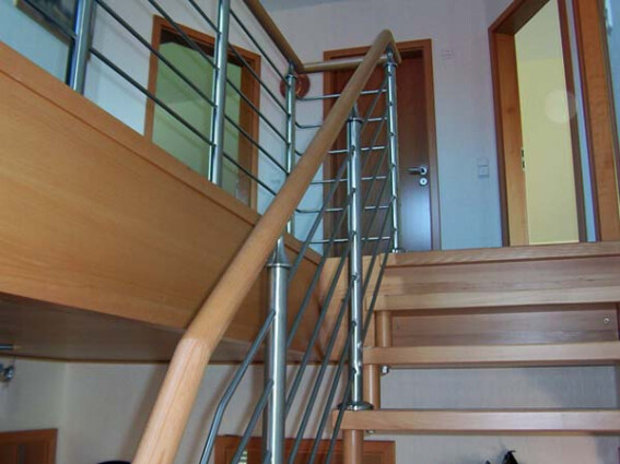 Treppengelaender-Edelstahl-und-Holz