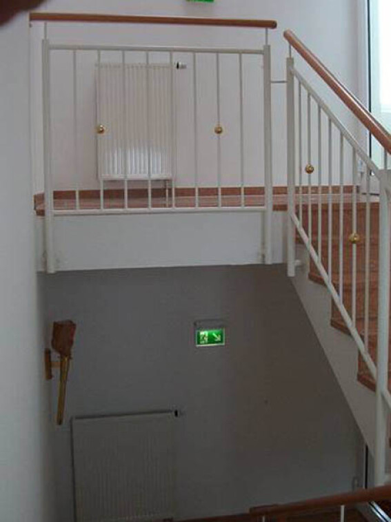 Treppengelaender-mit-Holzhandlauf