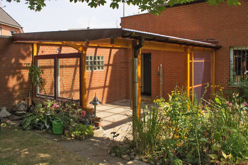 Überdachung einer geräumigen Terrasse