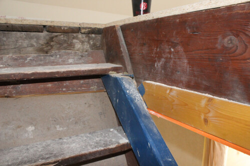 Eine alte Dachbodentreppe ...