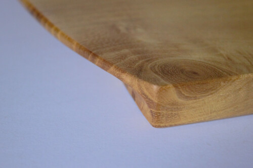 Die besondere Machart des Schneidbrettes verbindet praktische Handhabung ...