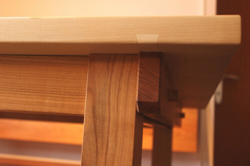 ... wurde mit klassischen Holzverbindungen gefertigt.