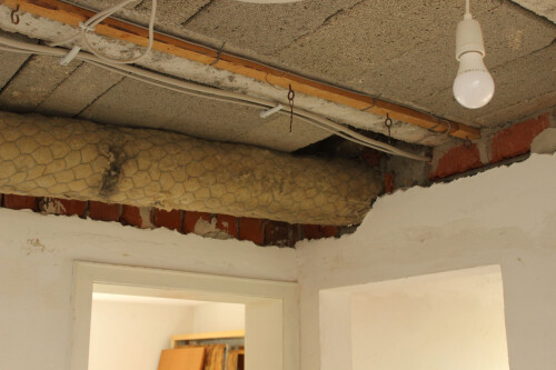 Die Rohre und Leitungen unter der Decke ...