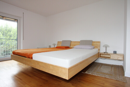 ... verleiht dem Bett einen schwebenden Charakter.