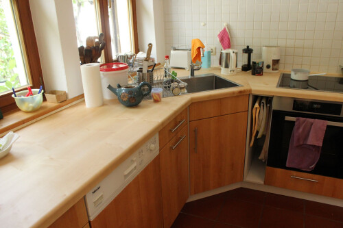 Küche mit Ahorn-Arbeitsplatte ...