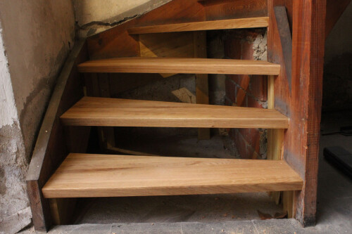 ... werden durch neue Eichenstufen ersetzt.