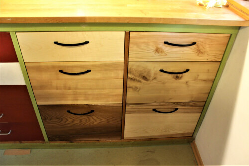 ... bekommt sechs neue Schubkästen aus sechs verschiedenen Holzarten.