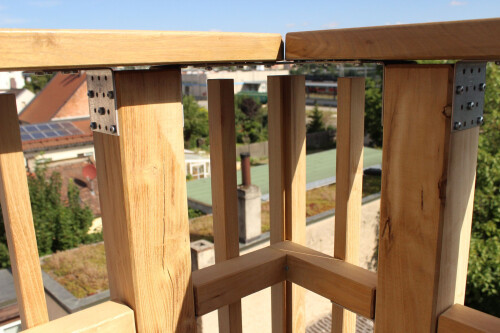 Das neue Balkongeländer wird konstruktiv vor Staunässe geschützt ...