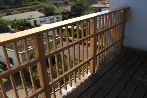 ... und ist durch die Verwendung von Robinienholz ...