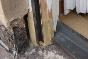 ... wird durch ein Stück Robinienholz ersetzt.