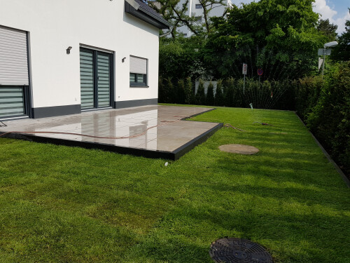Neuanlage Terrasse. Rollrasen, Bewässerung, Zaun usw...