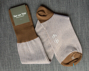 Elegante Kniestrümpfe für Herren aus ägyptischer Baumwolle. Hahnentrittmuster (Houndstooth) in der sommerlichen Variante. Mehr feine Herren-Kniestrümpfe aus der italienischen Manufaktur Sozzi Calze hier im Onlineshop: