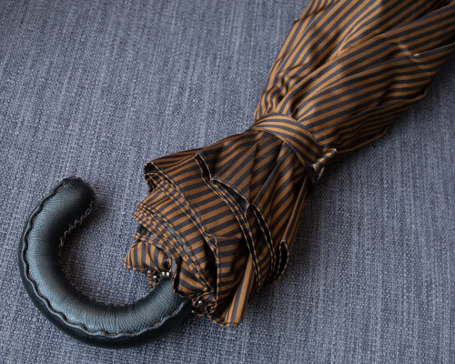 Der Taschenschirm für Herren. Aus der Mailänder Traditions-Manufaktur Francesco Maglia.