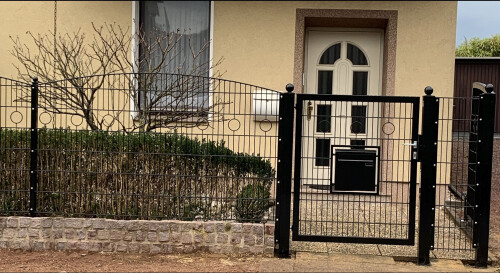 Zaun und Tor mit Bogen und Briefkasten
