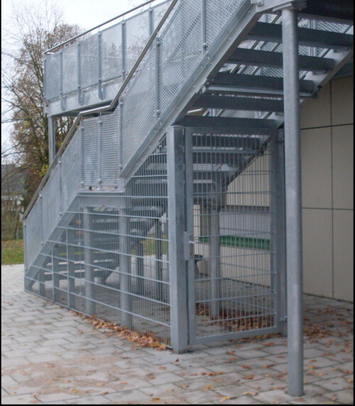 Treppeneinhausug mit Tür