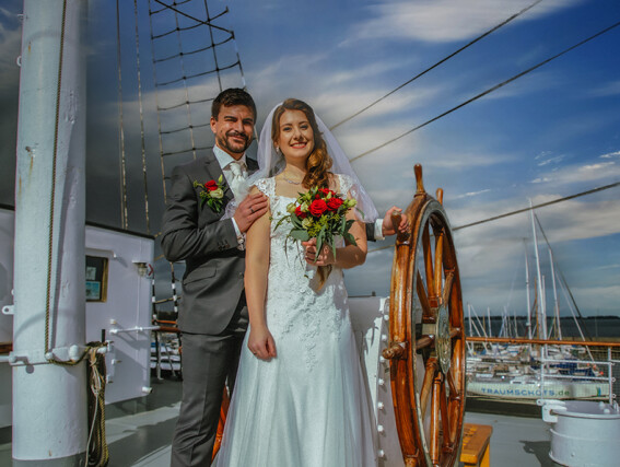 Heiraten auf der Gorch Fock 1, ehemaliges Segelschulschiff im Hafen der Hansestadt Stralsund