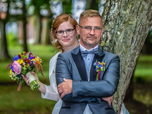 Heiraten im Standesamt Grimmen, Hochzeitsshooting mit Brautpaar im Park