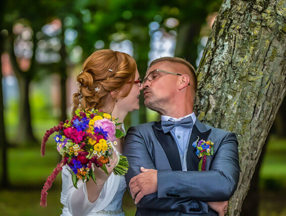 Heiraten im Standesamt Grimmen, Hochzeitsshooting mit Brautpaar im Park