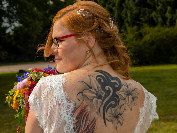 Heiraten im Standesamt Grimmen, Hochzeitsshooting mit Brautpaar im Park