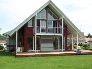 Wohnhaus in Holzständerbauweise. Holzfassade mit 15 Jahren Garantie.