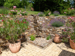 Ein eigener Wasserfall im Garten.jpg