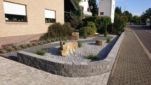 Vorgartendesign mit Pflanze und Stein, das gehört zusammen.JPG
