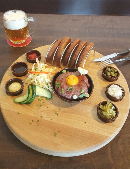 Tatarak s topinkou - Tartare mit Toast