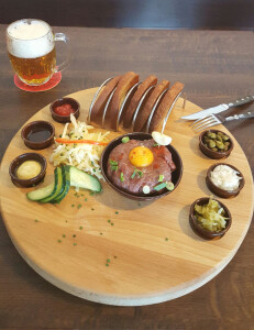 Tatarak s topinkou - Tartare mit Toast