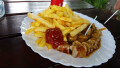 Currywurst Pommes Imbiss mit Herz